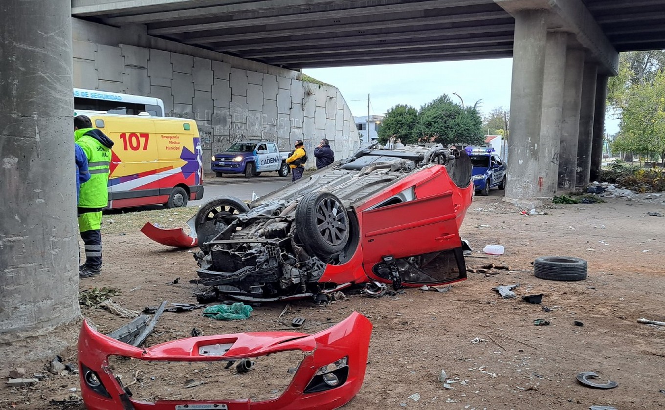 FOTO: El auto quedó destruido tras la caída. (Foto: Federico Borello/Cadena 3)