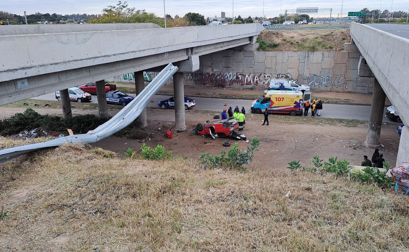 FOTO: El auto quedó destruido tras la caída. (Foto: Federico Borello/Cadena 3)