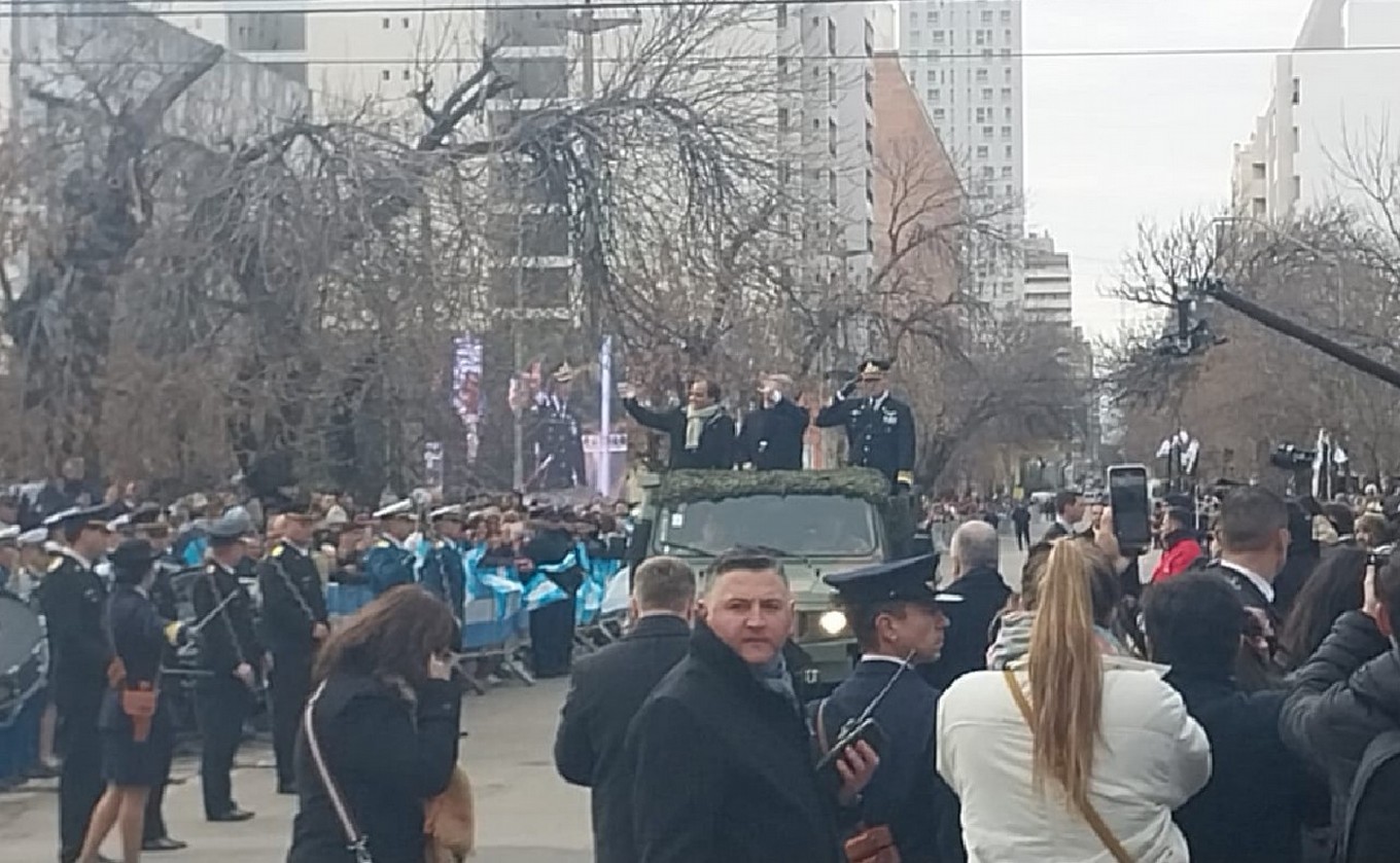 FOTO: Llaryora preside el acto del 25 de Mayo en Río Cuarto.