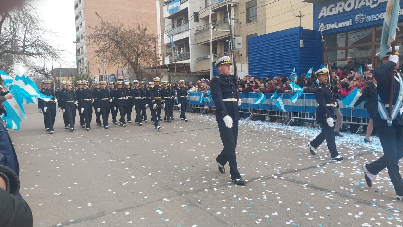 FOTO: Llaryora preside el tradicional desfile cívico-militar en Río Cuarto