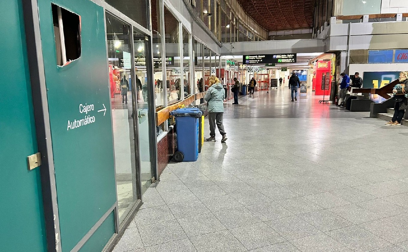 FOTO: La Terminal de Ómnibus de Córdoba, sin asientos. (Foto: Lucía González/Cadena 3)