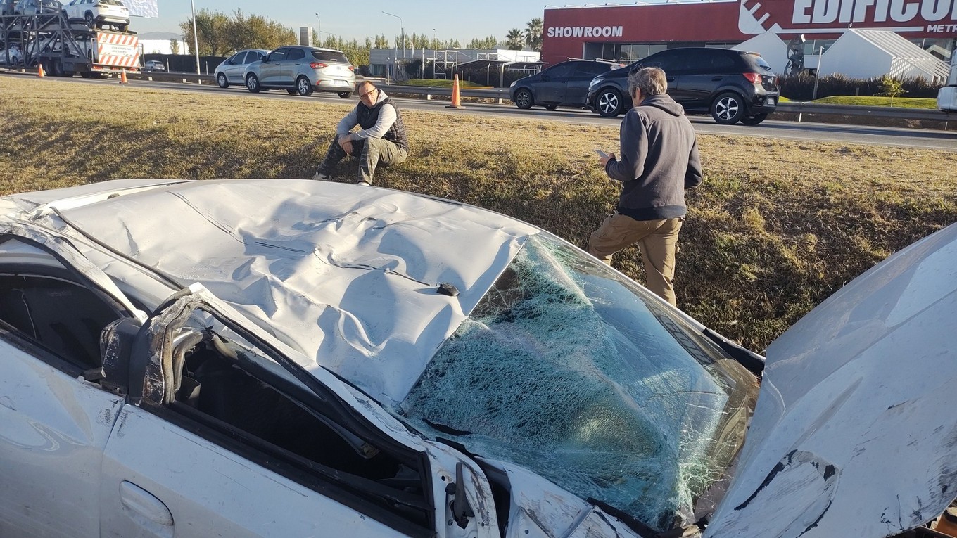 AUDIO: Choque múltiple, vuelco y tragedia en avenida Circunvalación: murió una joven