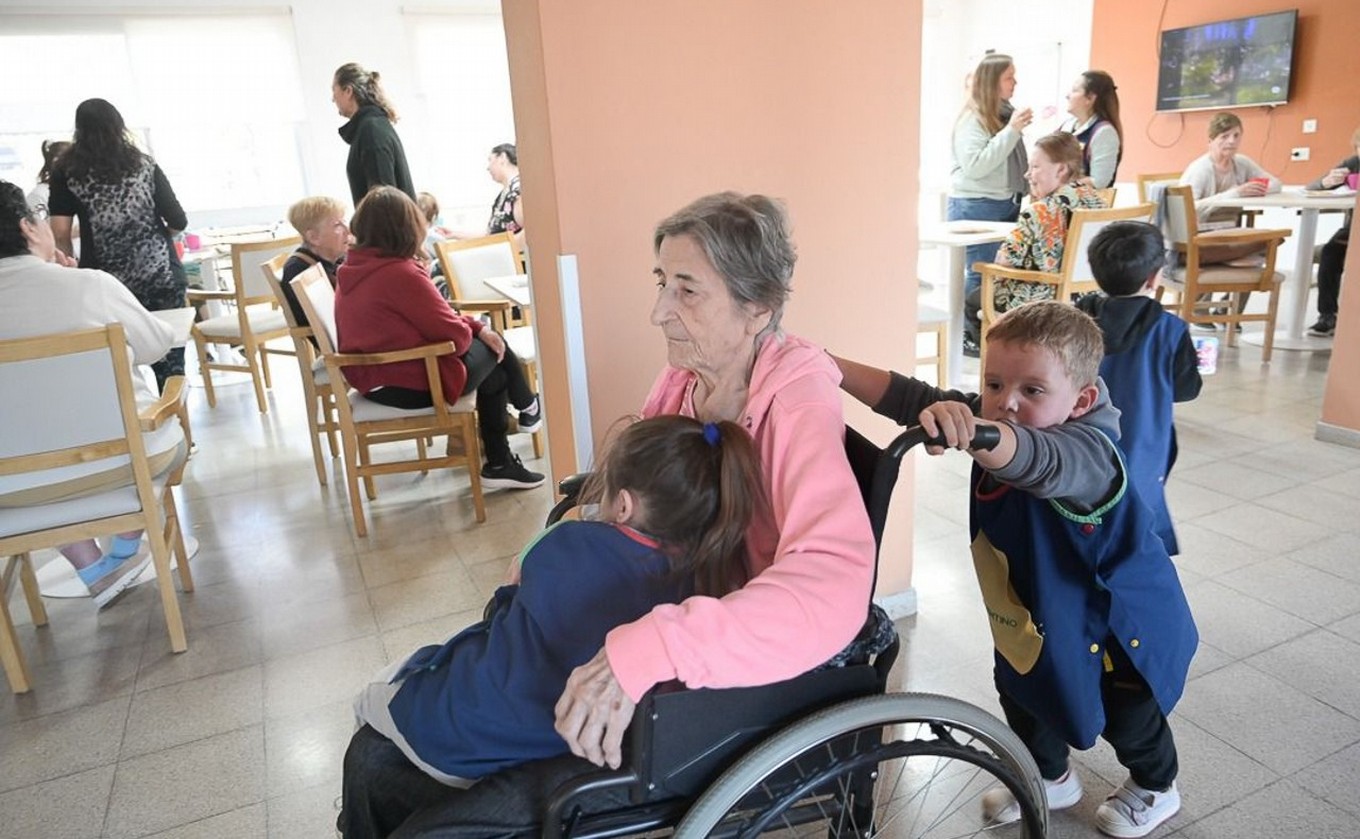 FOTO: Mi amigo mayor, el proyecto que une a niños y adultos de una residencia en Santa Fe.