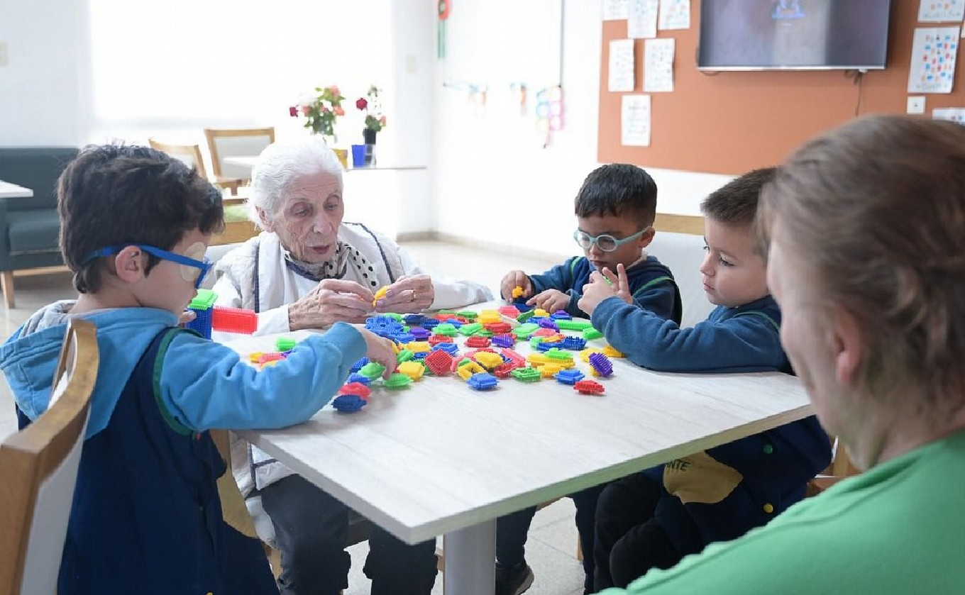 FOTO: Mi amigo mayor, el proyecto que une a niños y adultos de una residencia en Santa Fe.