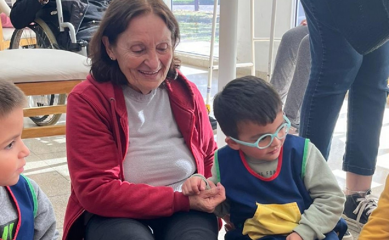 FOTO: Mi amigo mayor, el proyecto que une a niños y adultos de una residencia en Santa Fe.