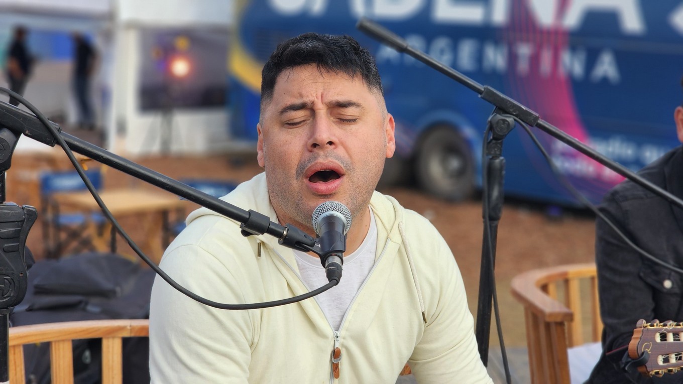 FOTO: Ahyre le puso música al escenario de Cadena 3 en Agroactiva.