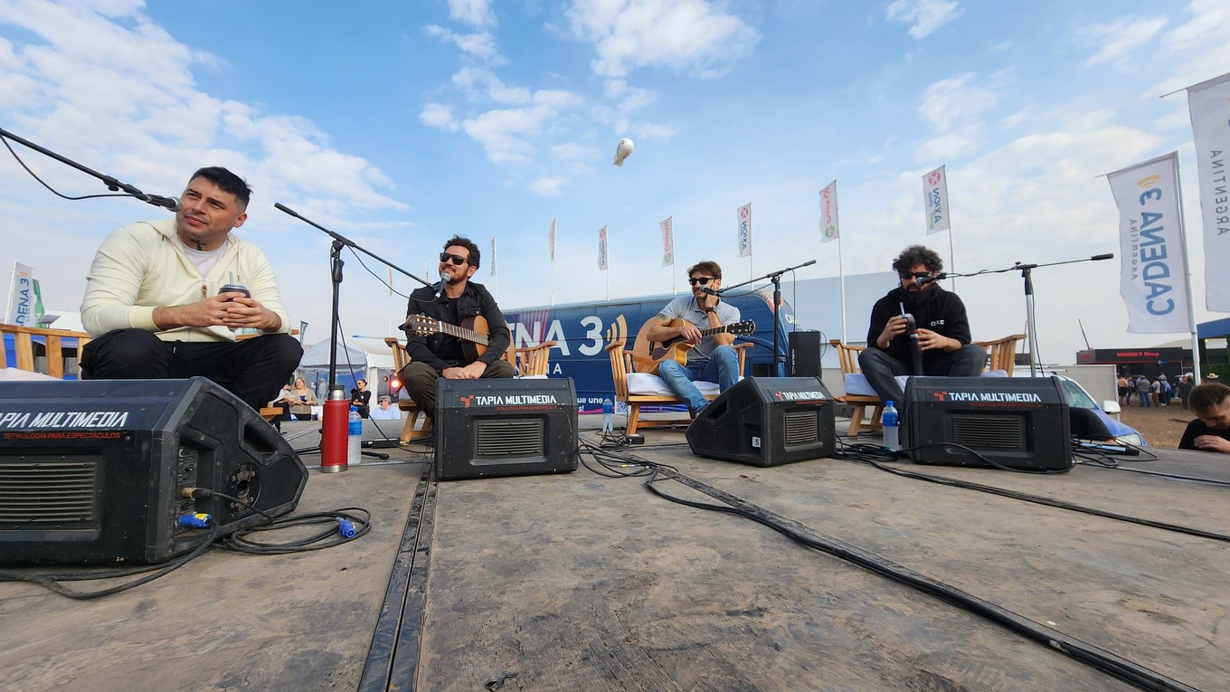 FOTO: Ahyre le puso música al escenario de Cadena 3 en Agroactiva.