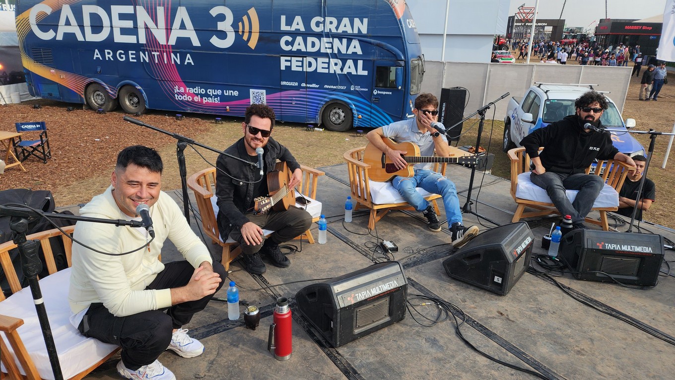 FOTO: Ahyre le puso música al escenario de Cadena 3 en Agroactiva.