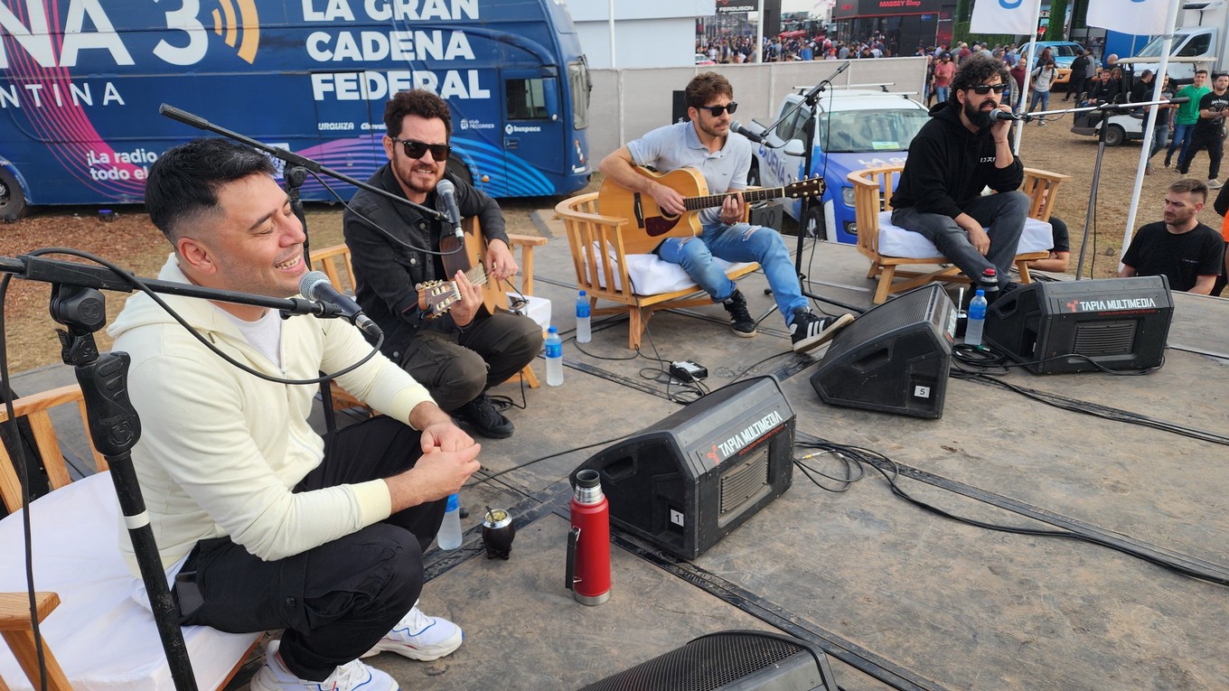 FOTO: Ahyre le puso música al escenario de Cadena 3 en Agroactiva.