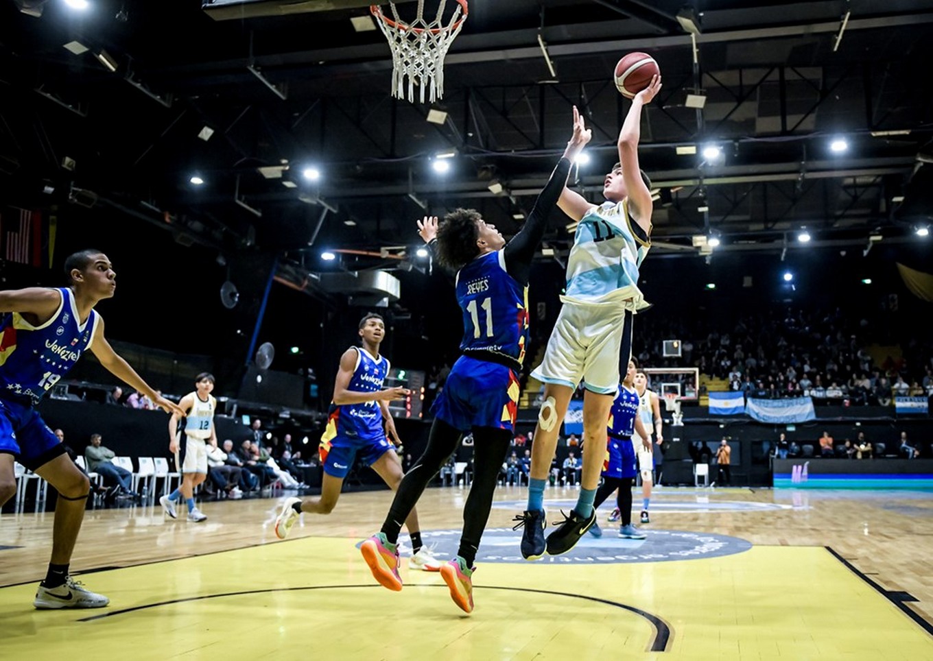 FOTO: Los pibes de Argentina festejan el boleto al Mundial. (Foto: FIBA)