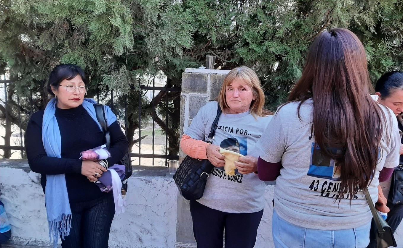 FOTO: Una familia que vino al juicio desde Catamarca. (Foto: Elisa Zamora/Cadena 3)
