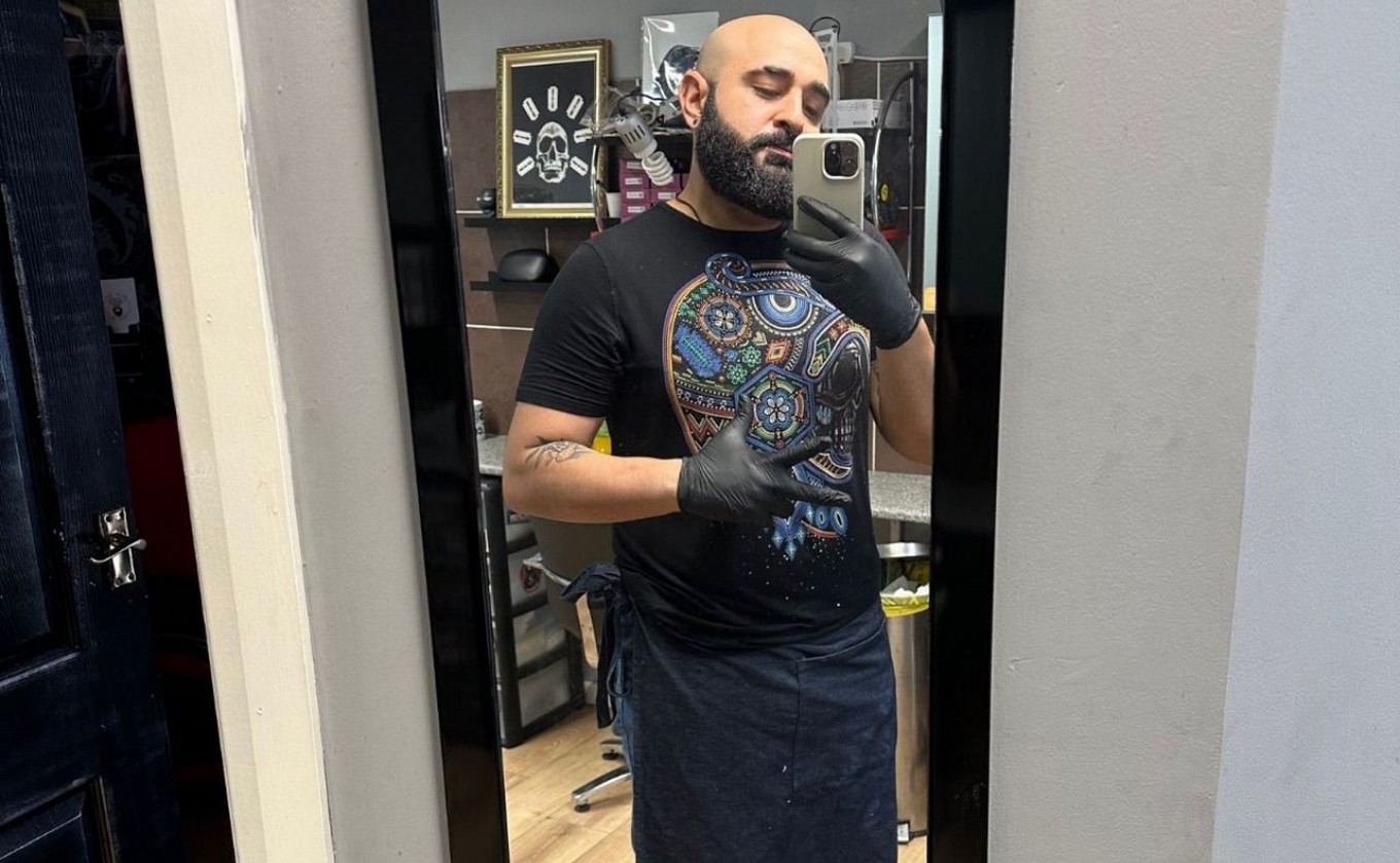 AUDIO: Un tatuador argentino que recorre el mundo y ahora deja su huella en Albania