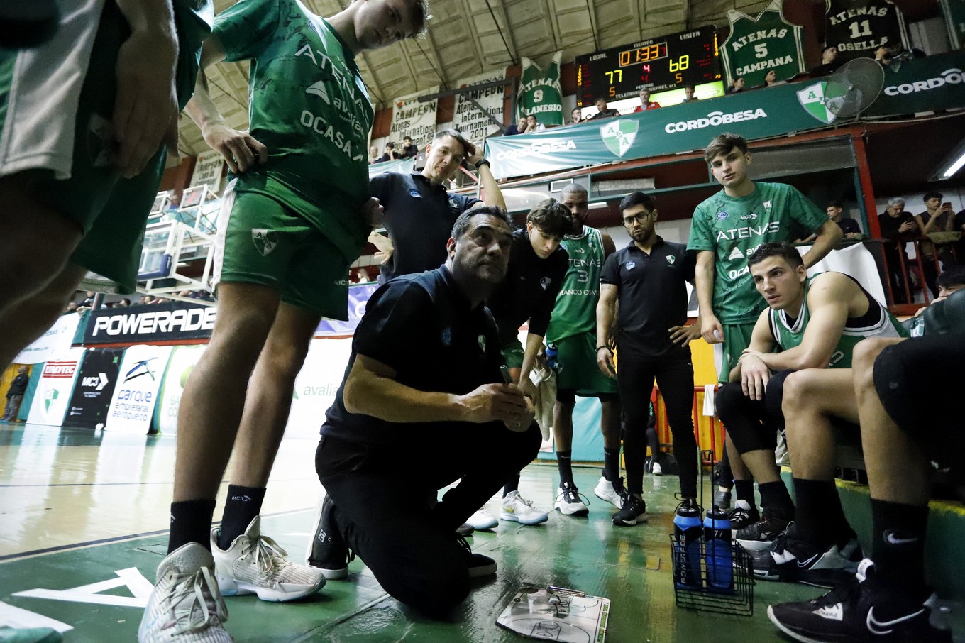 FOTO: Rubén Magnano junto al presidente David Urreta y el "Pichi". Foto: Germán Ruiz.