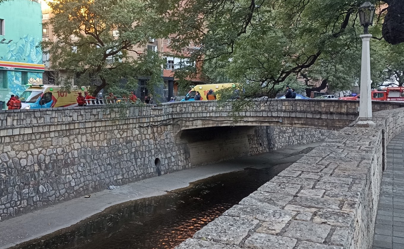 FOTO: Lo rescataron tras caer al cauce de La Cañada.