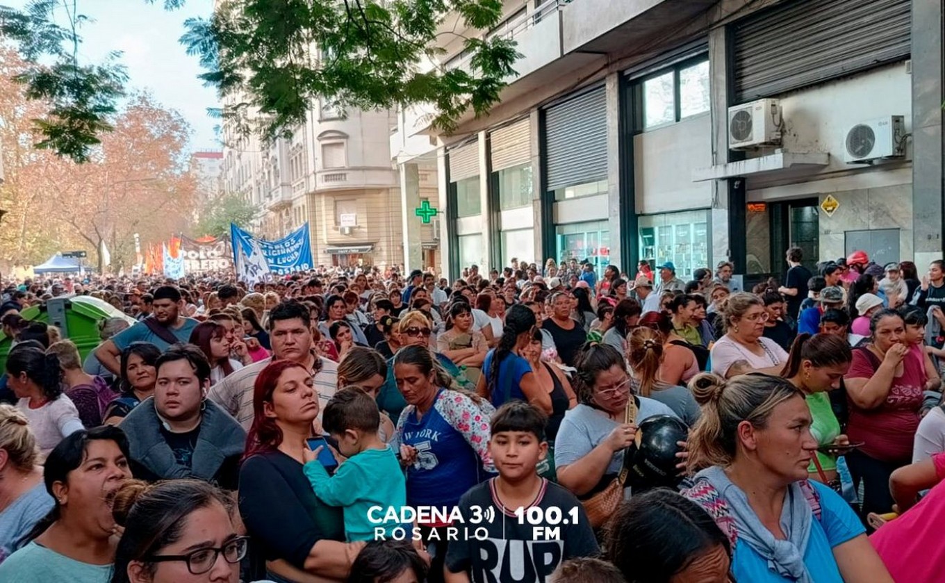 FOTO: Marcha por el centro de Rosario contra la posible aprobación de la ley Bases.