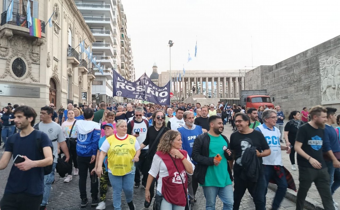 AUDIO: Marcha por el centro de Rosario contra la posible aprobación de la ley Bases. 