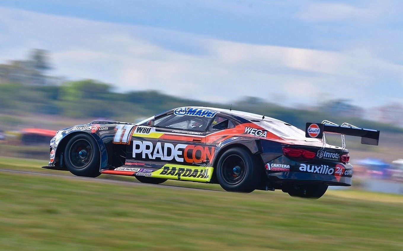 FOTO: Cadena3 y Christian Ledesma luego de marcar la pole en Rafaela.