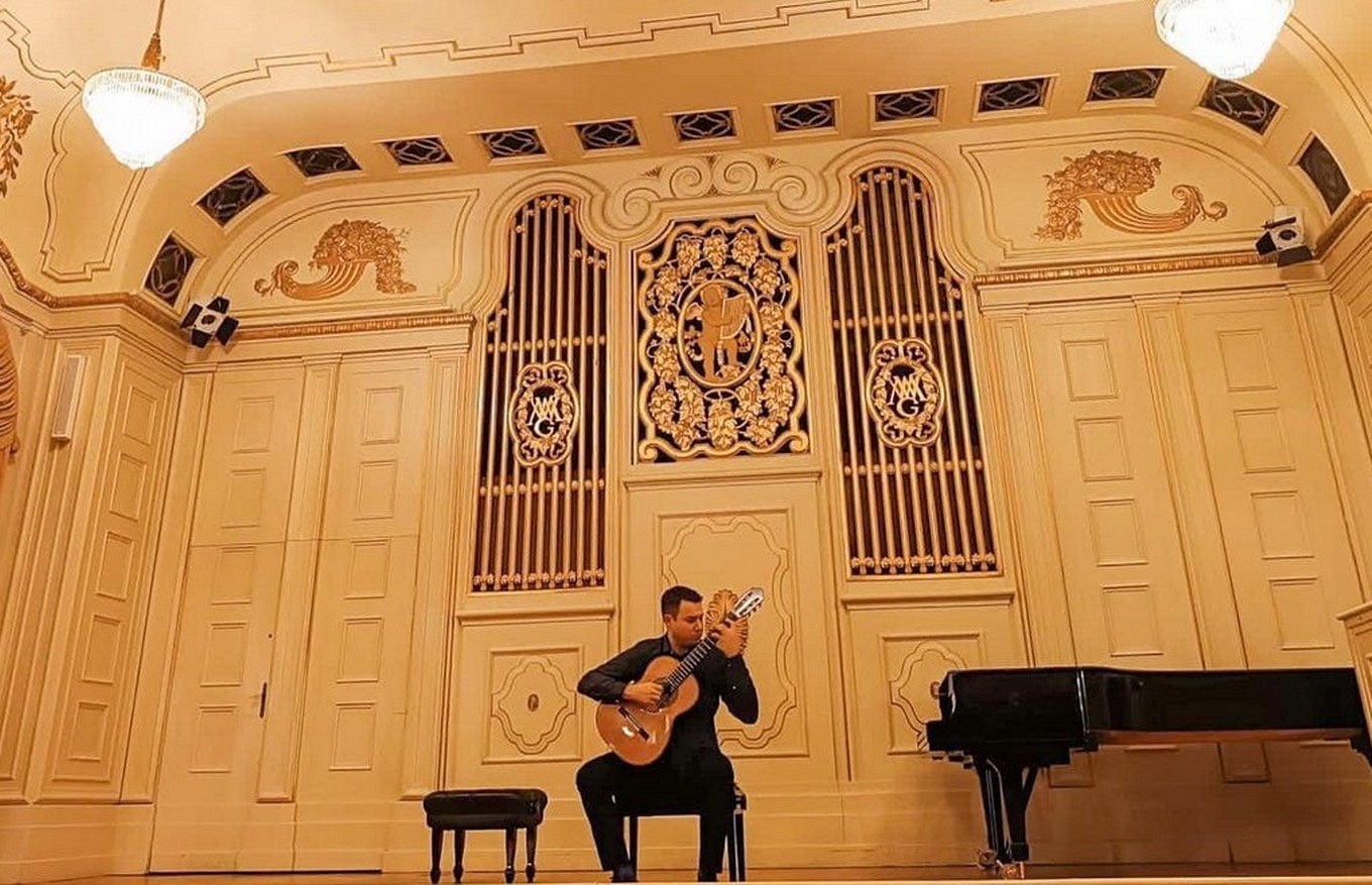 FOTO: El joven cordobés que conquista Europa con su guitarra y su versatilidad musical