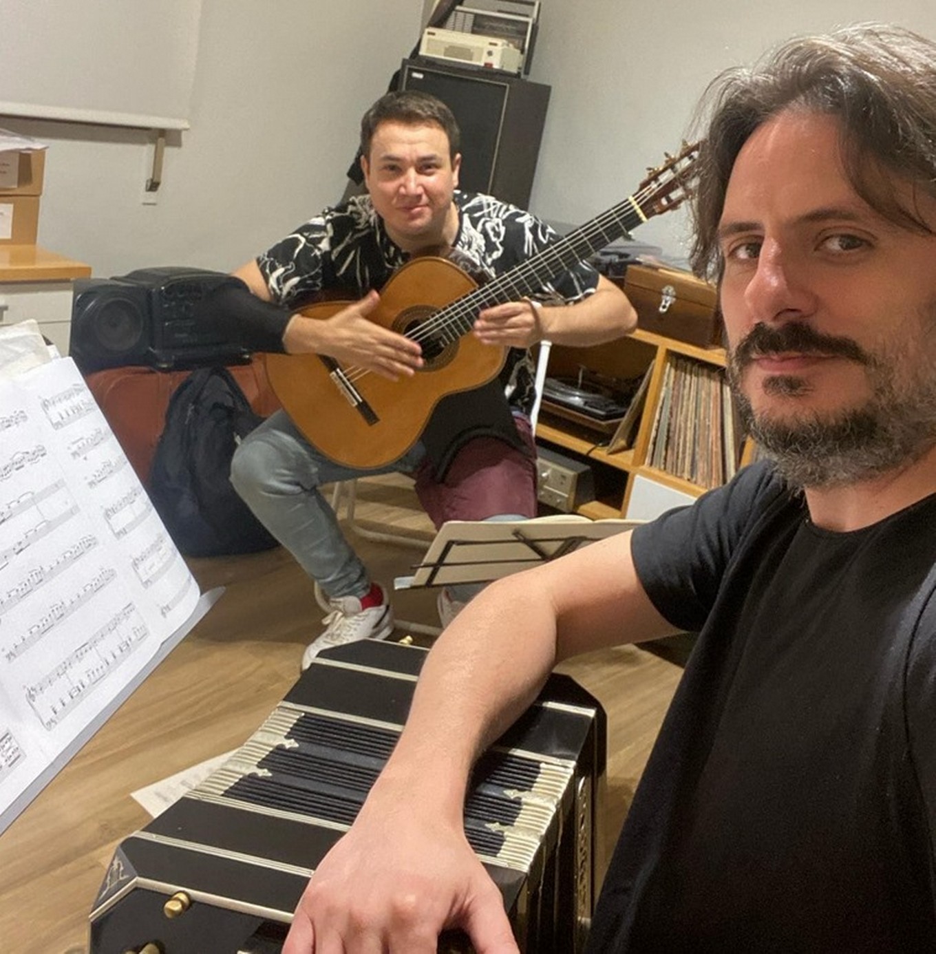 FOTO: El joven cordobés que conquista Europa con su guitarra y su versatilidad musical