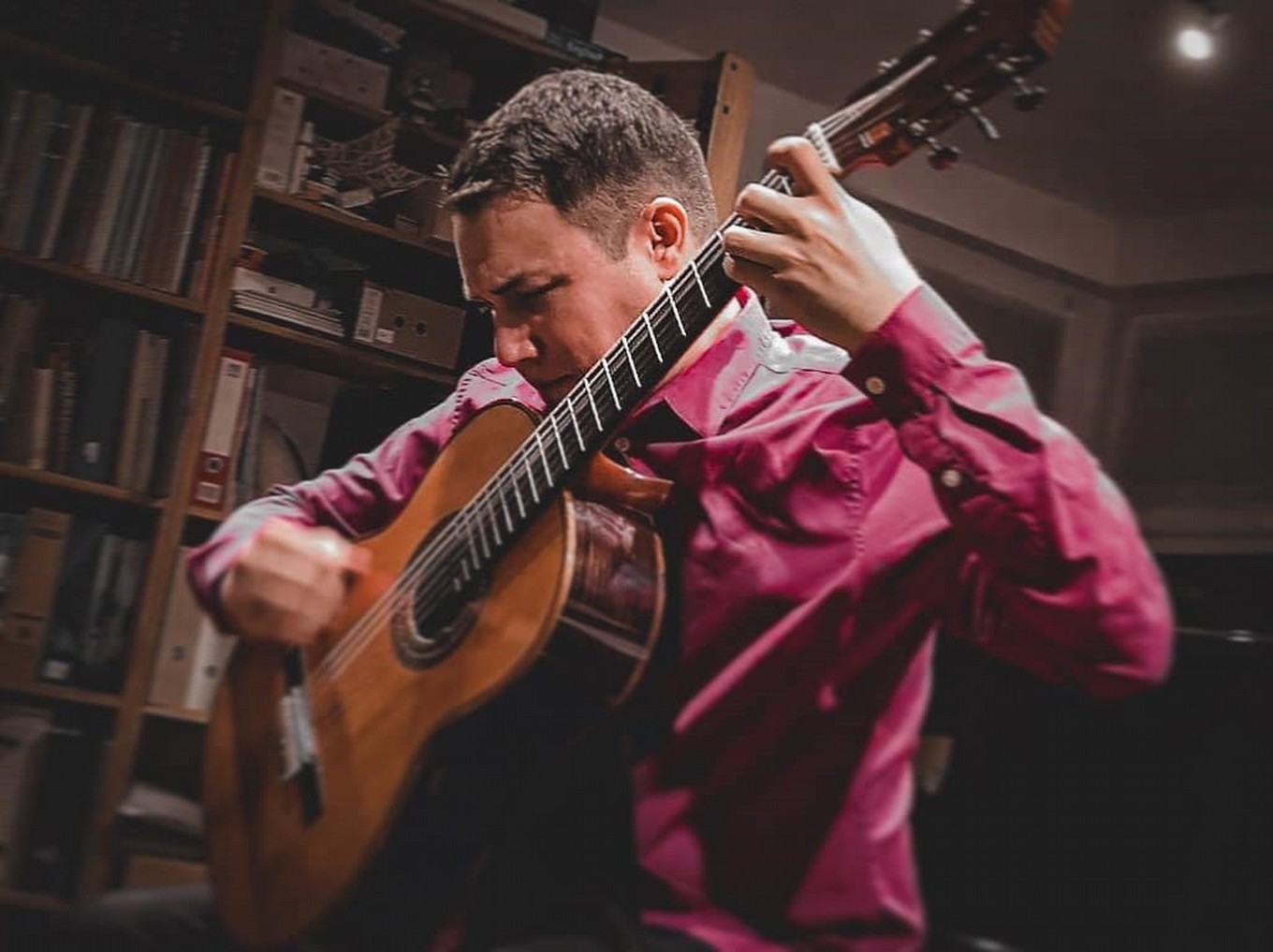 AUDIO: El joven cordobés que conquista Europa con su guitarra y su versatilidad musical