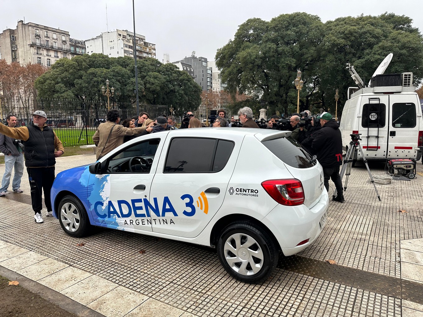 FOTO: Orlando Morales recibió el móvil de Cadena 3 Buenos Aires.