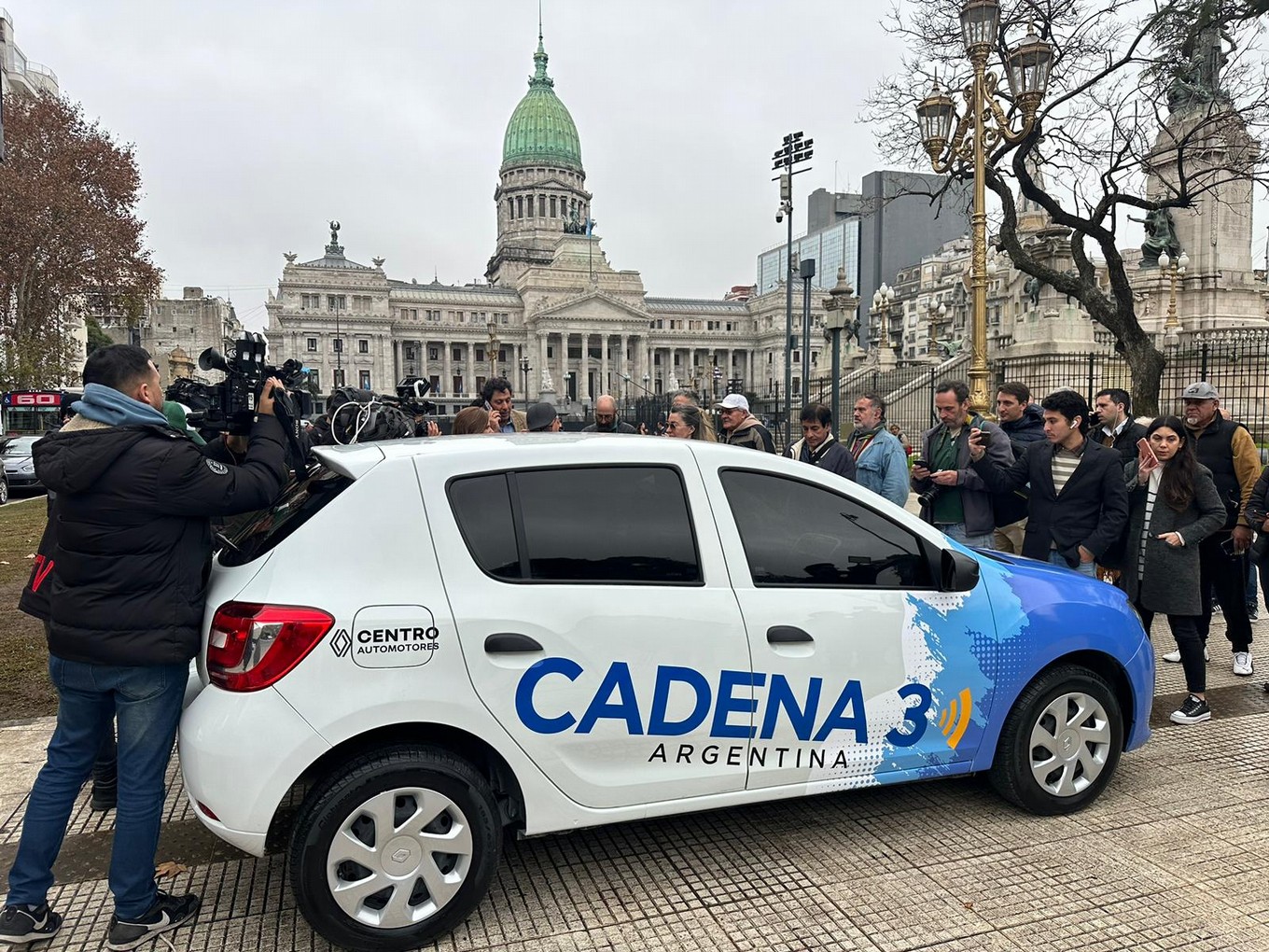 FOTO: Orlando Morales recibió el móvil de Cadena 3 Buenos Aires.