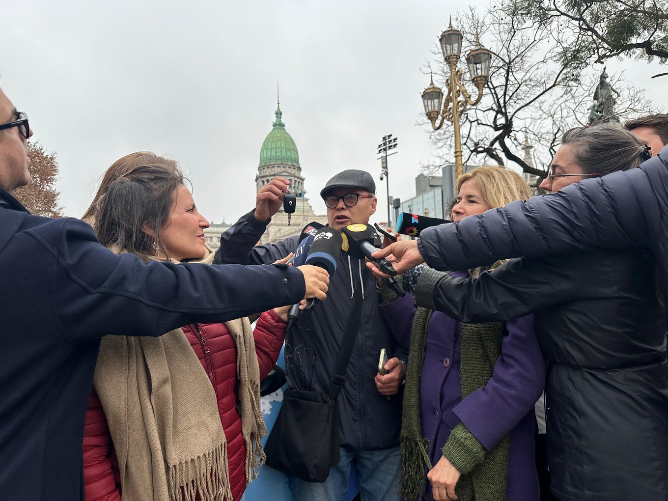 FOTO: Orlando Morales recibió el móvil de Cadena 3 Buenos Aires.