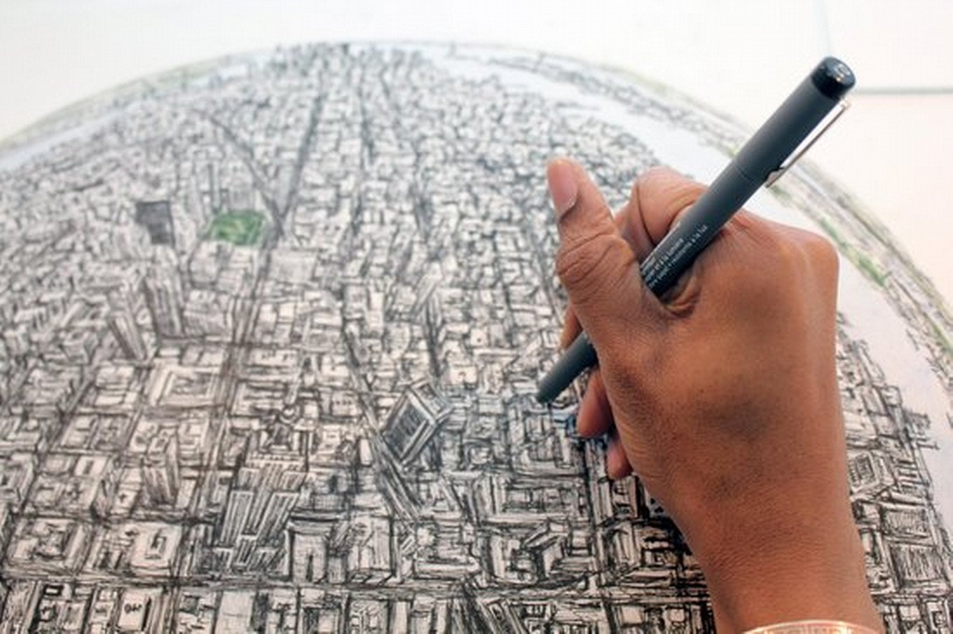 FOTO: Stephen Wiltshire puede dibujar una ciudad entera de memoria