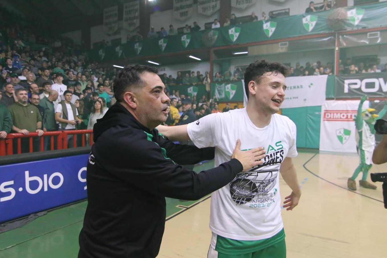 FOTO: Atenas volvió a la Liga Nacional y Córdoba festeja. (Foto: Daniel Cáceres/Cadena 3).