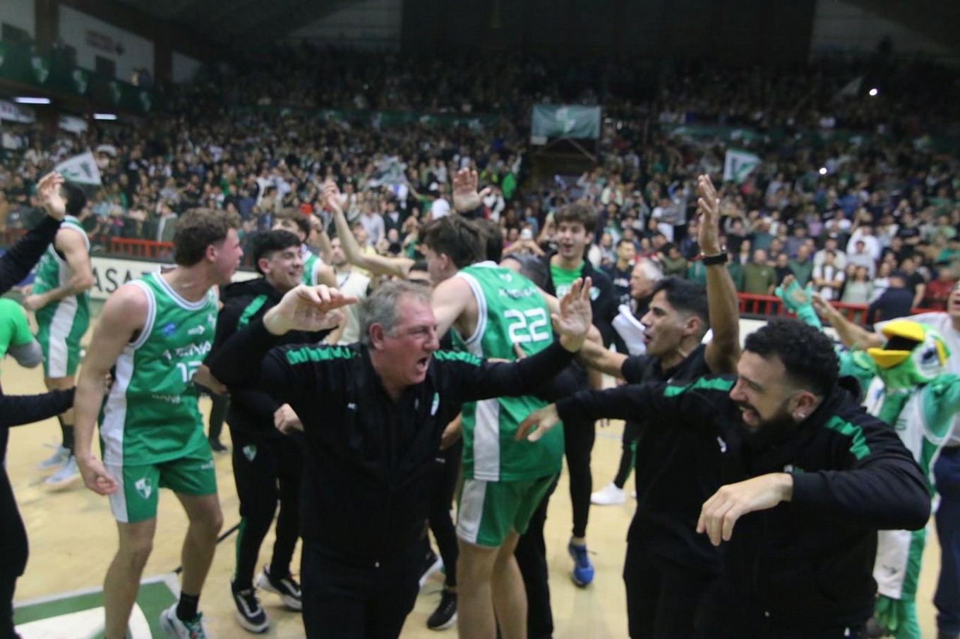 FOTO: Atenas volvió a la Liga Nacional y Córdoba festeja. (Foto: Daniel Cáceres/Cadena 3).