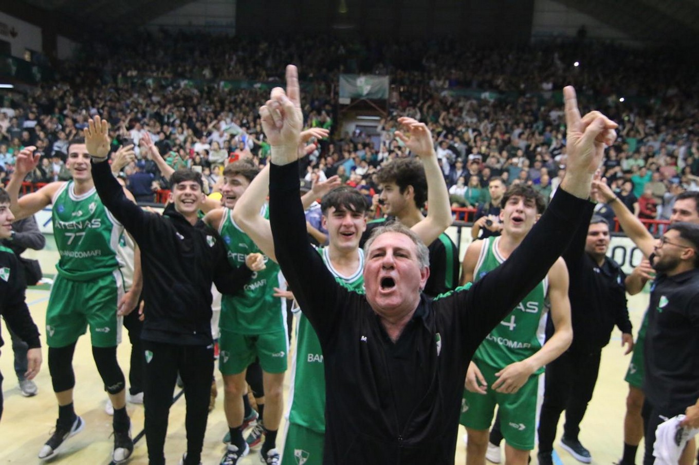 FOTO: Atenas volvió a la Liga Nacional y Córdoba festeja. (Foto: Daniel Cáceres/Cadena 3).