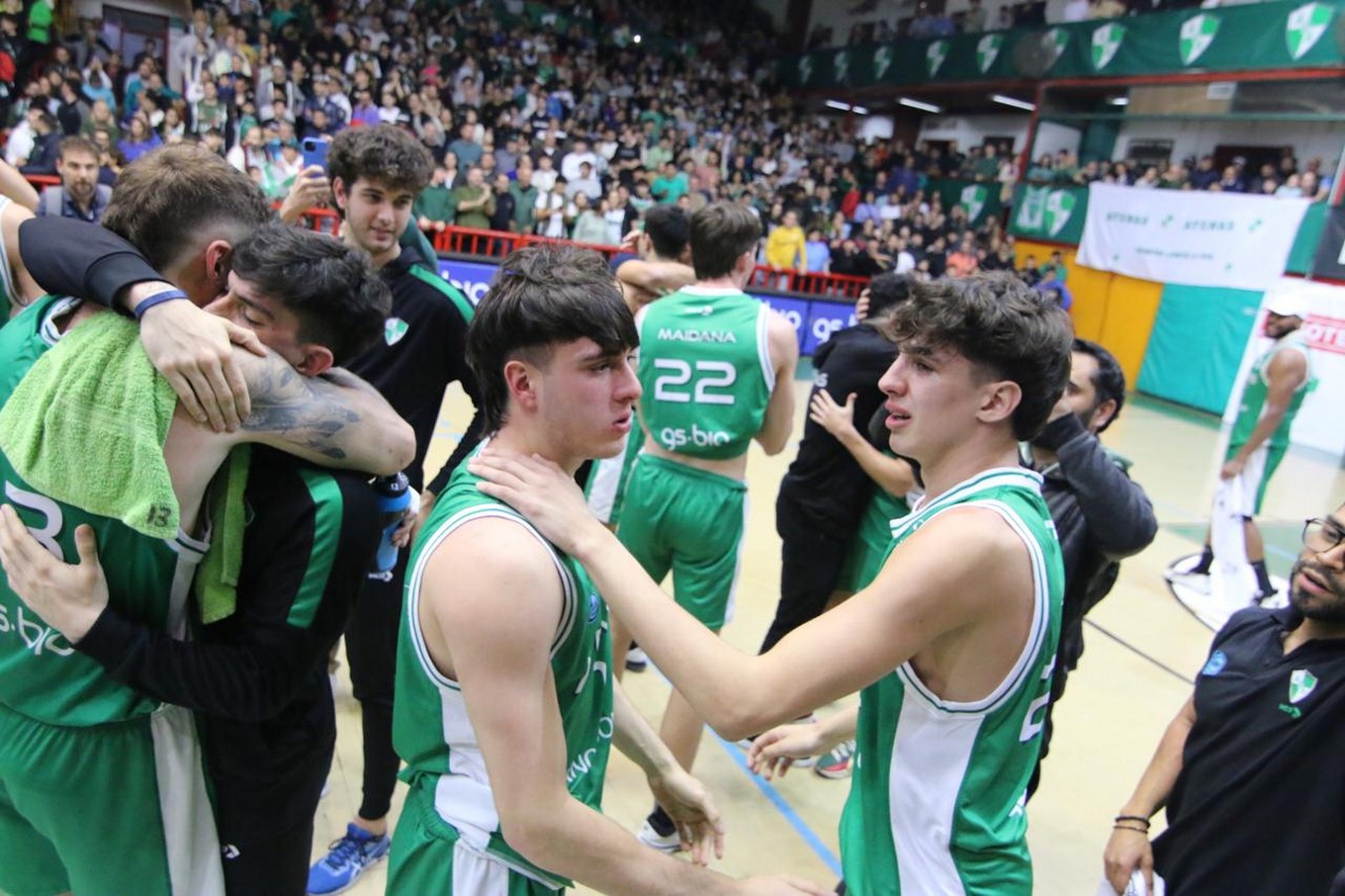 FOTO: Atenas volvió a la Liga Nacional y Córdoba festeja. (Foto: Daniel Cáceres/Cadena 3).