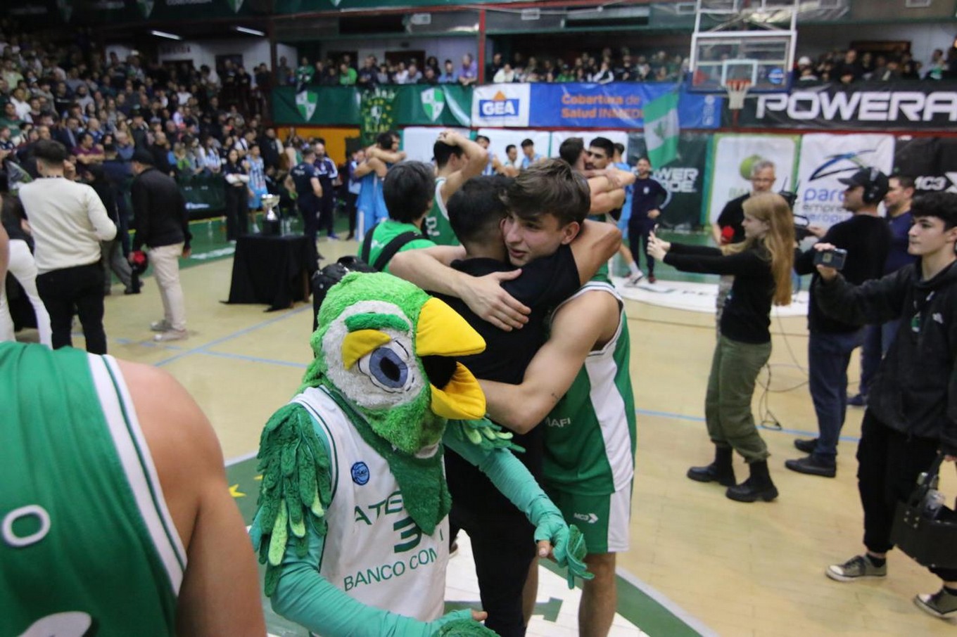 FOTO: Atenas volvió a la Liga Nacional y Córdoba festeja. (Foto: Daniel Cáceres/Cadena 3).