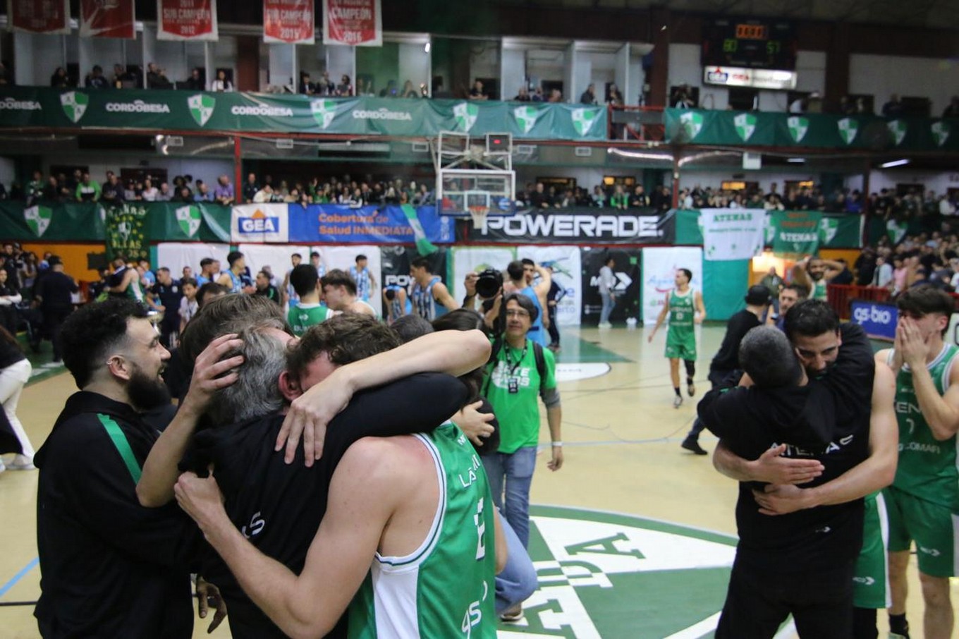 FOTO: Atenas volvió a la Liga Nacional y Córdoba festeja. (Foto: Daniel Cáceres/Cadena 3).