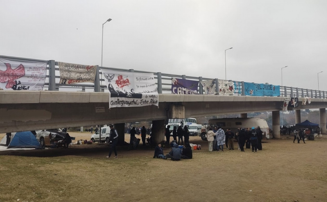 FOTO: Los fanáticos de La Renga empiezan a llegar al Mario Alberto Kempes.