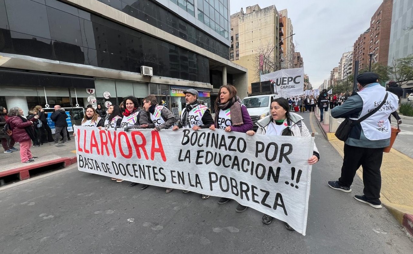 FOTO: Marcha de la UEPC por las calles de Córdoba. (Foto: Daniel Cáceres/Cadena 3)