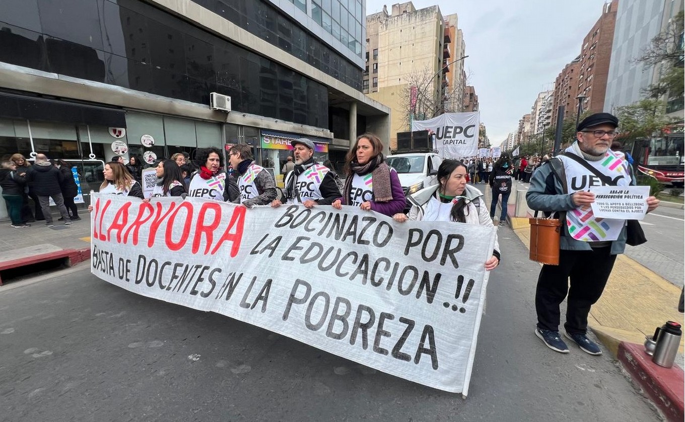 FOTO: Marcha de la UEPC por las calles de Córdoba. (Foto: Daniel Cáceres/Cadena 3)