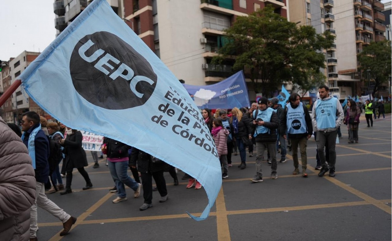 FOTO: Marcha de la UEPC por las calles de Córdoba. (Foto: Daniel Cáceres/Cadena 3)