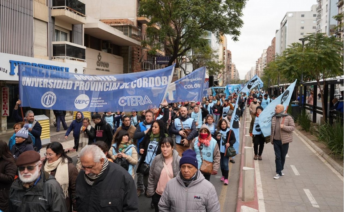 FOTO: Marcha de la UEPC por las calles de Córdoba. (Foto: Daniel Cáceres/Cadena 3)