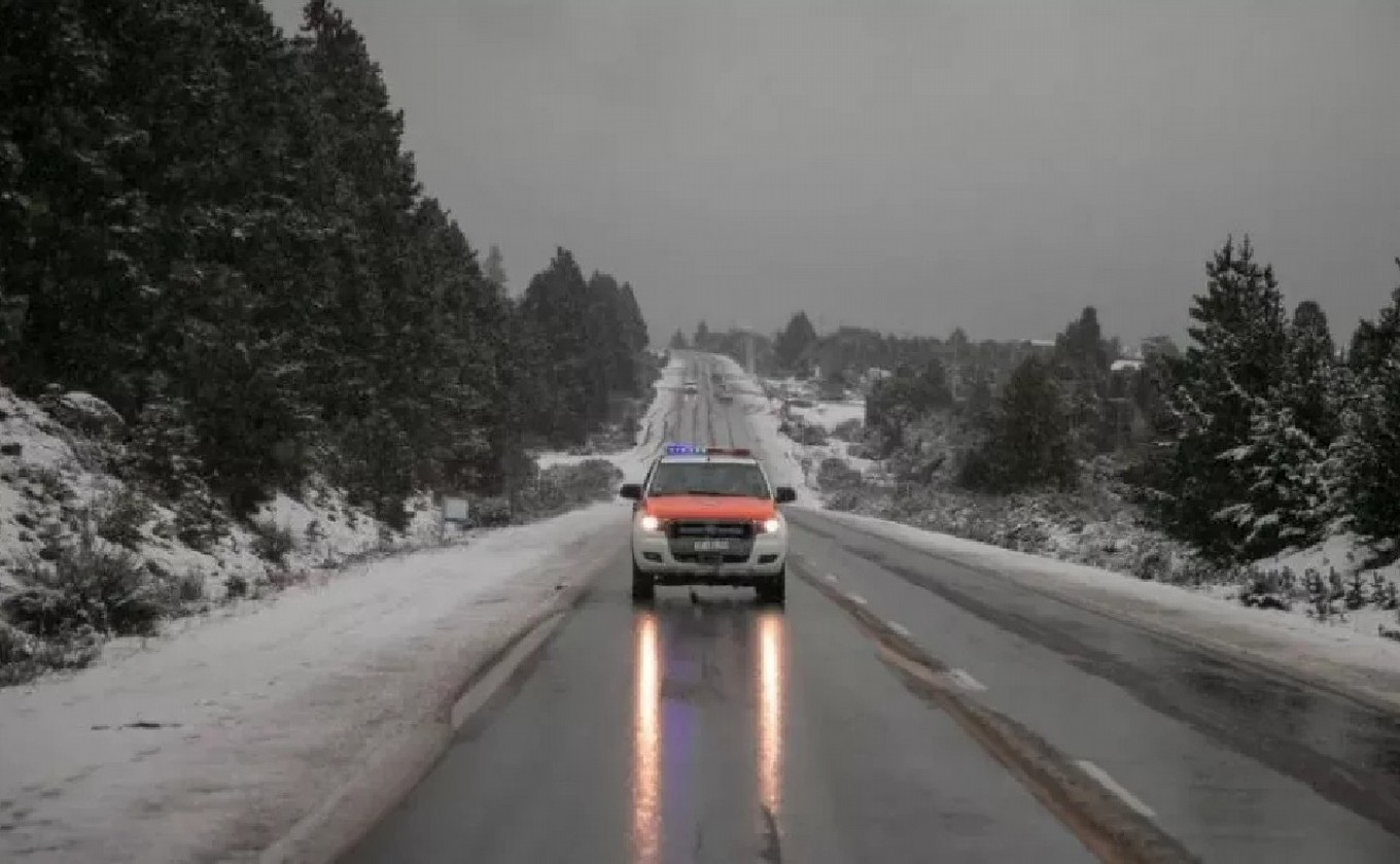 FOTO: Intensas nevadas en Bariloche complican la circulación en las rutas. (Gentileza)