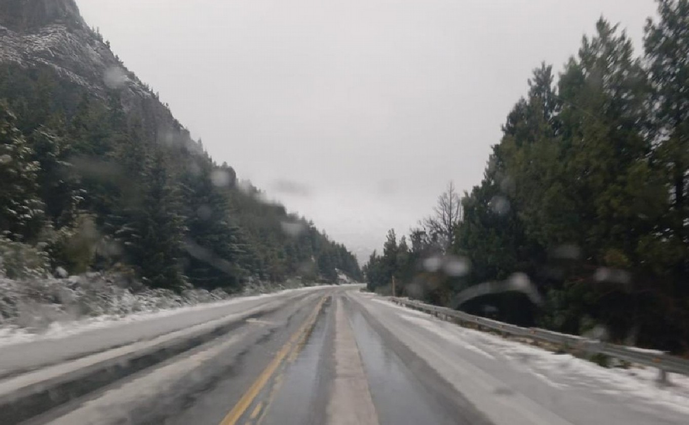 FOTO: Intensas nevadas en Bariloche complican la circulación en las rutas. (Gentileza)