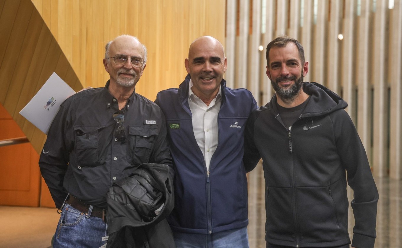 FOTO: Orgullos, el presidente de ACCOR, Becaría, enseña el reconocimiento provincial