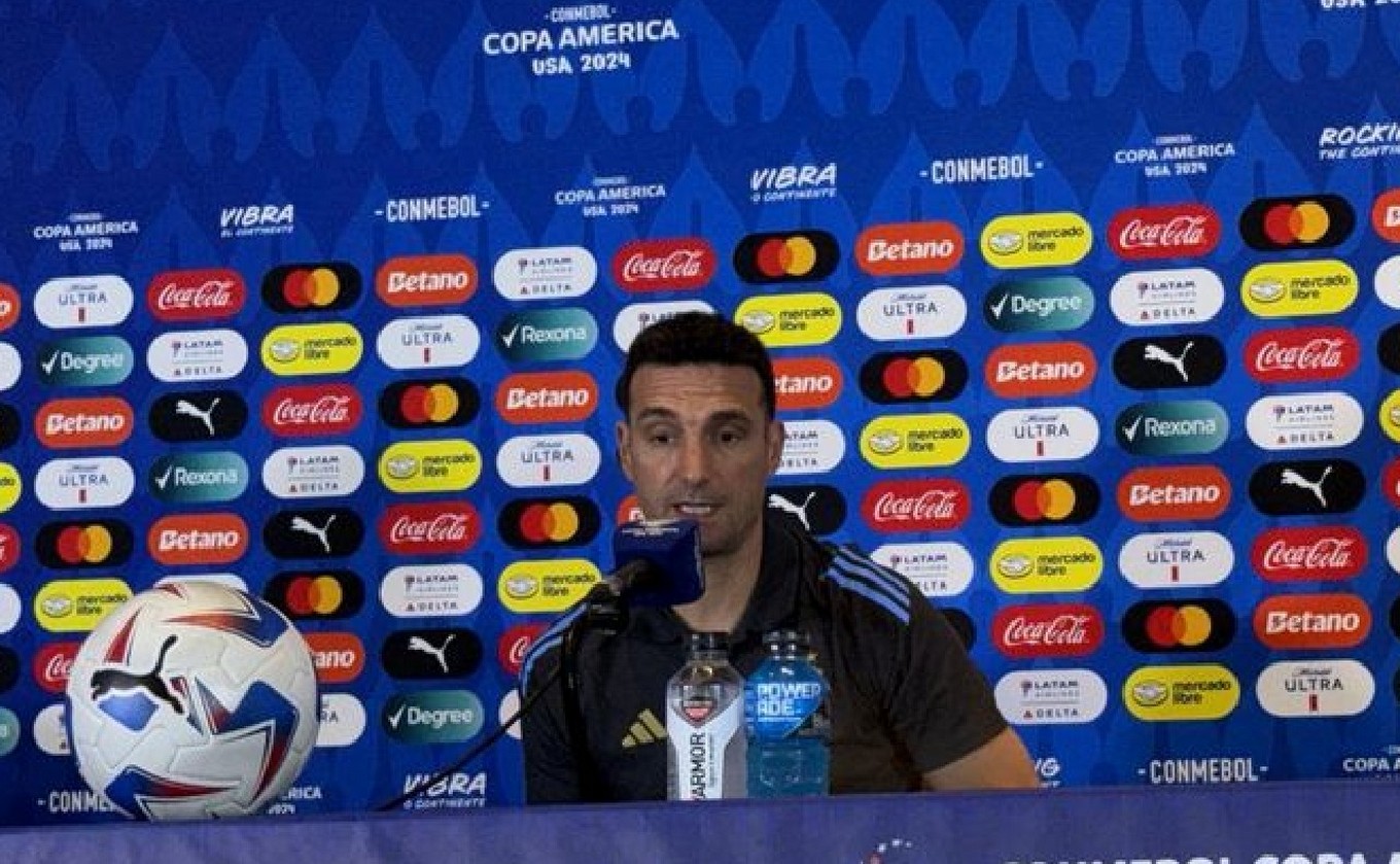 FOTO: Lionel Scaloni en conferencia de prensa tras el triunfo ante Chile. (Foto: Cadena 3)