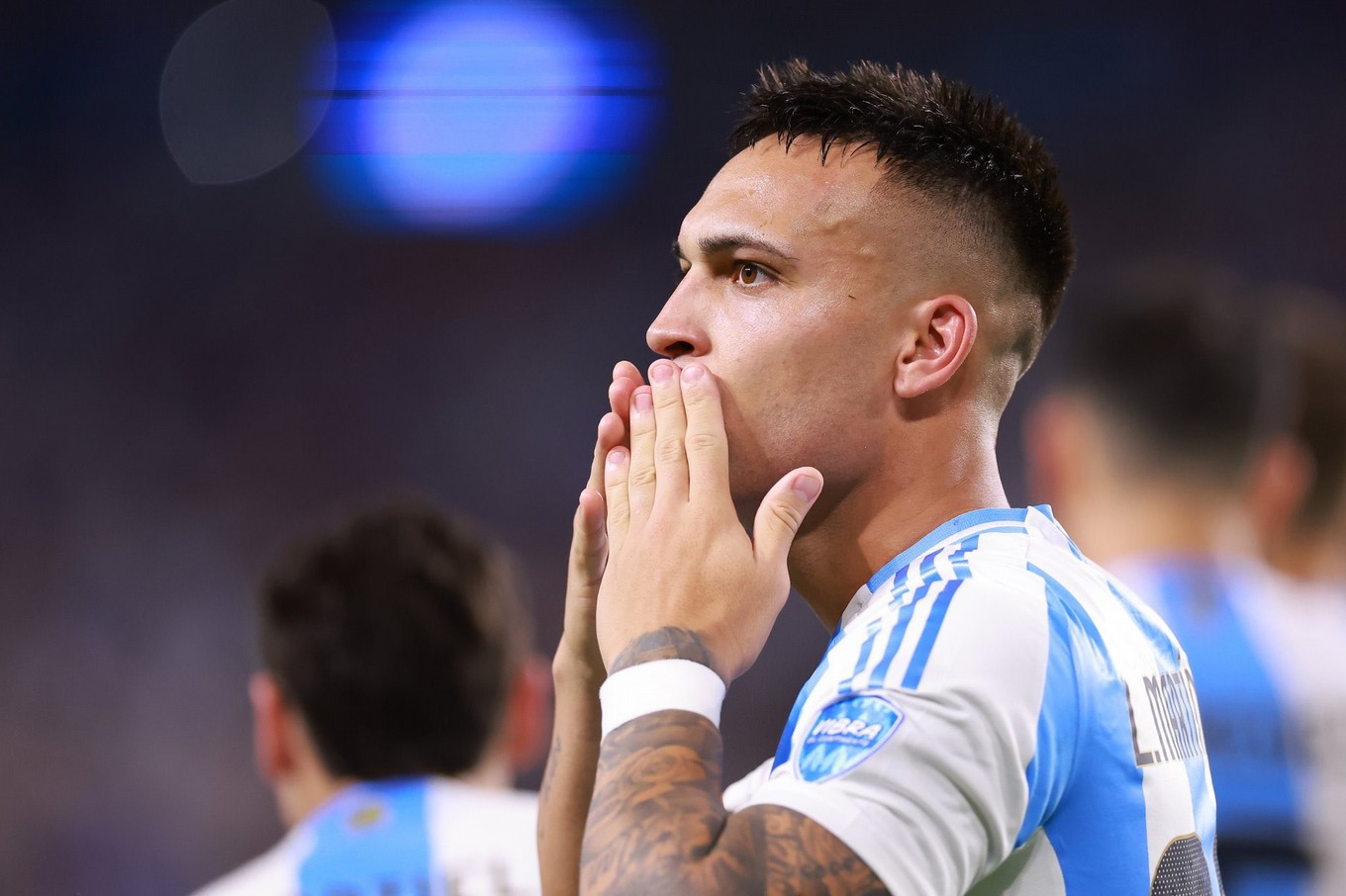 FOTO: Lautaro Martínez festeja uno de sus dos goles ante Perú. (Foto: NA)