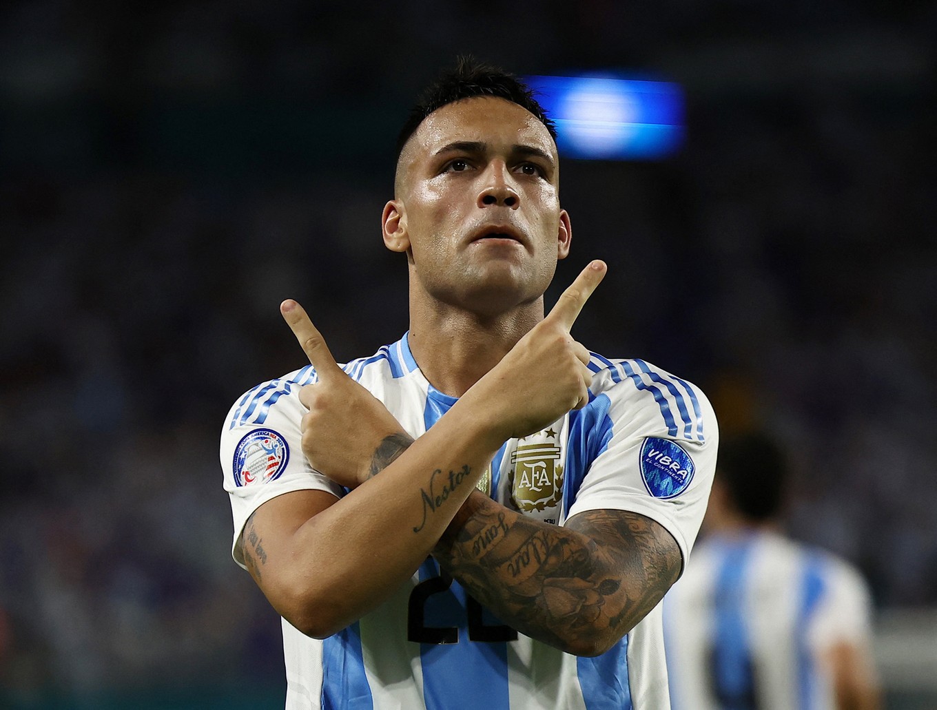 FOTO: Lautaro Martínez define por encima de Gallese. (Foto: NA)