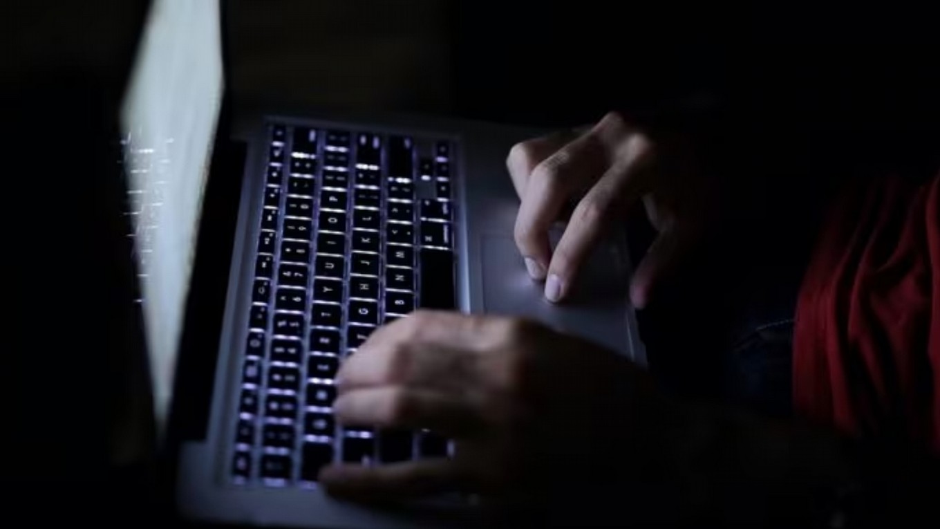 AUDIO: Estudiantes usaron IA para editar videos pornográficos con rostros de compañeras