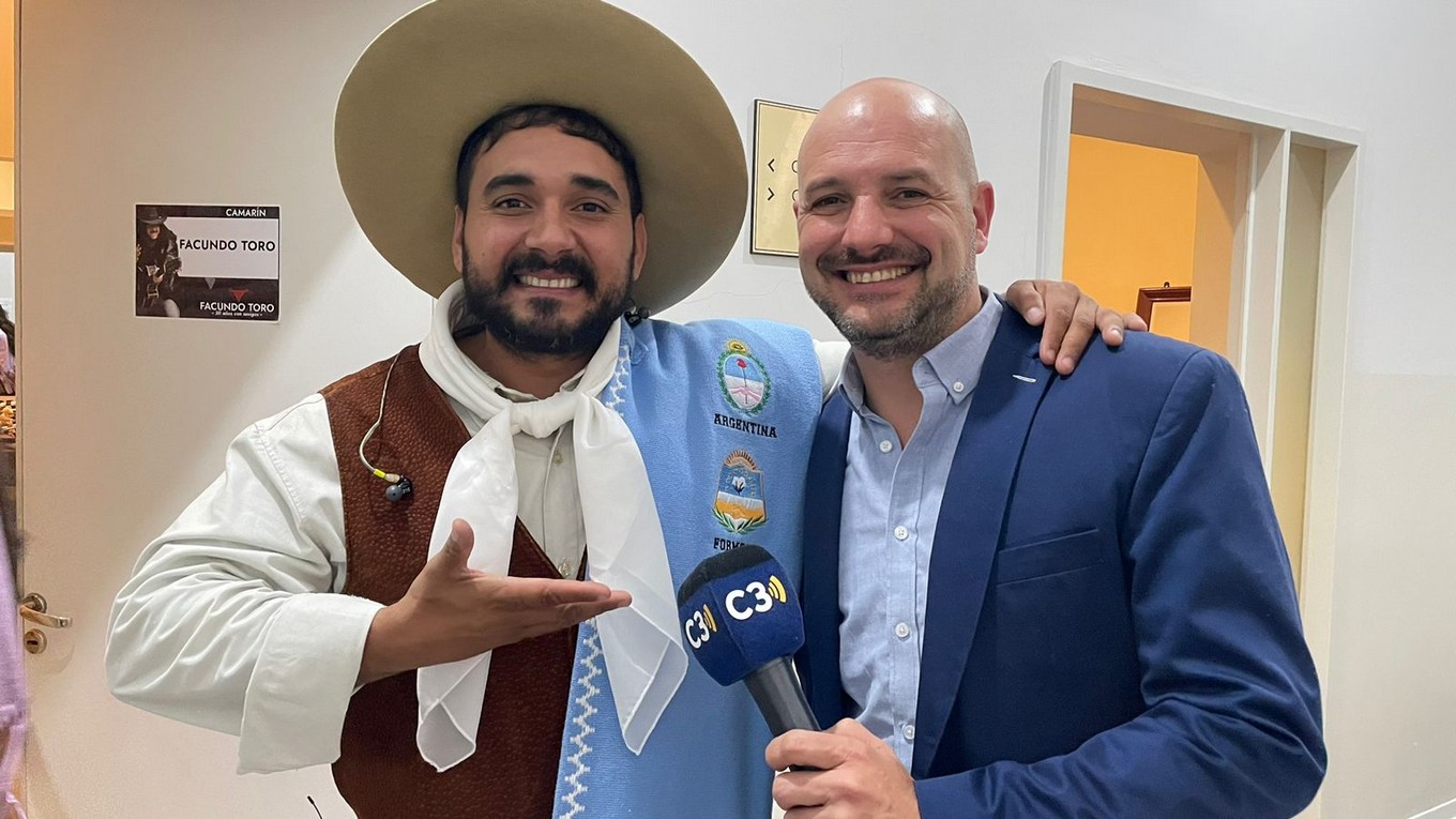 FOTO: Facundo Toro celebra su carrera junto a invitados. 