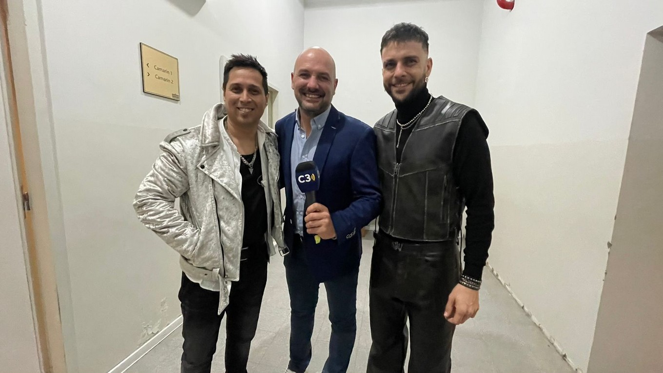 FOTO: Facundo Toro celebra su carrera junto a invitados. 