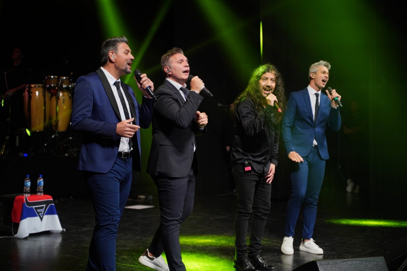 FOTO: Facundo Toro celebra su carrera junto a invitados. 