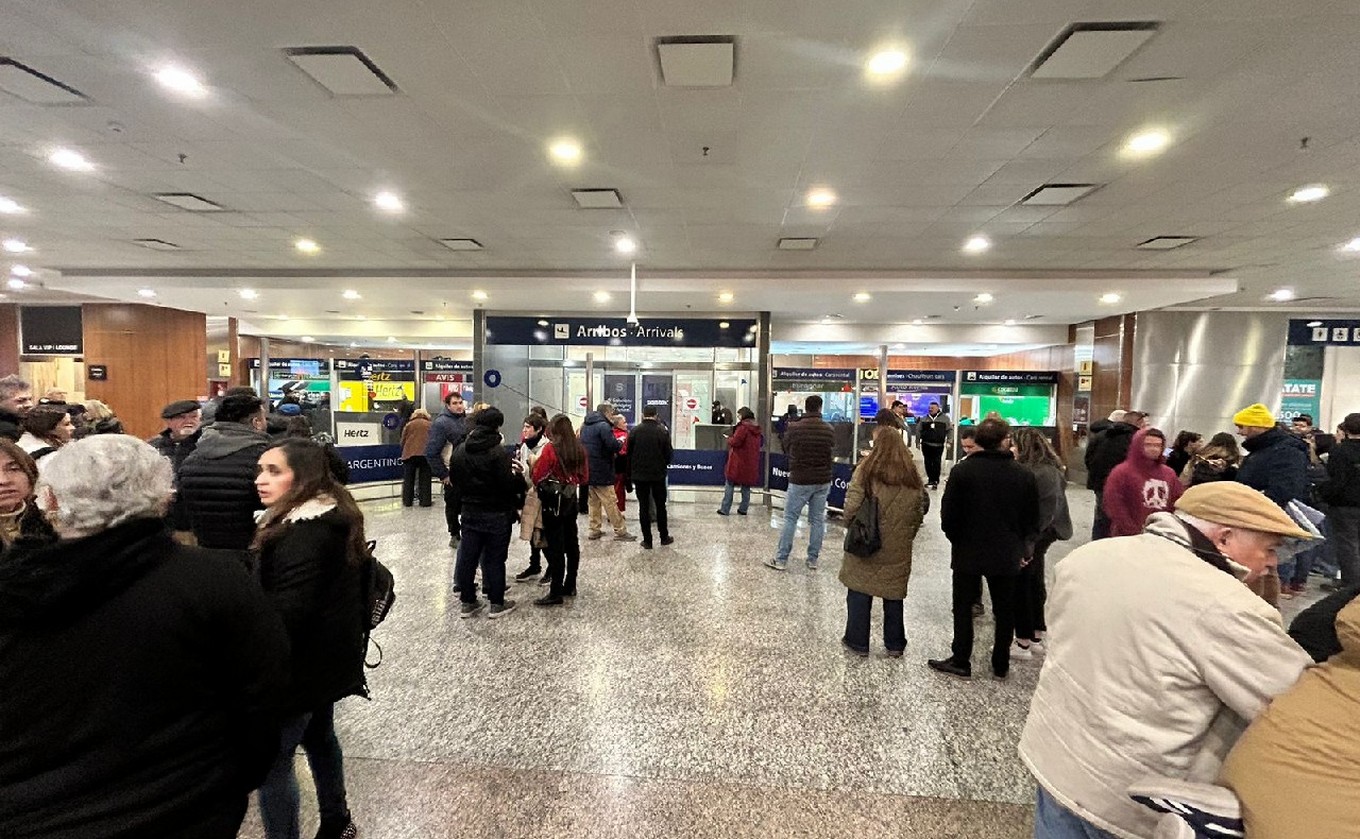FOTO: Demoras por asambleas en el Aeropuerto Córdoba. (Foto: Lucía González/Cadena 3)